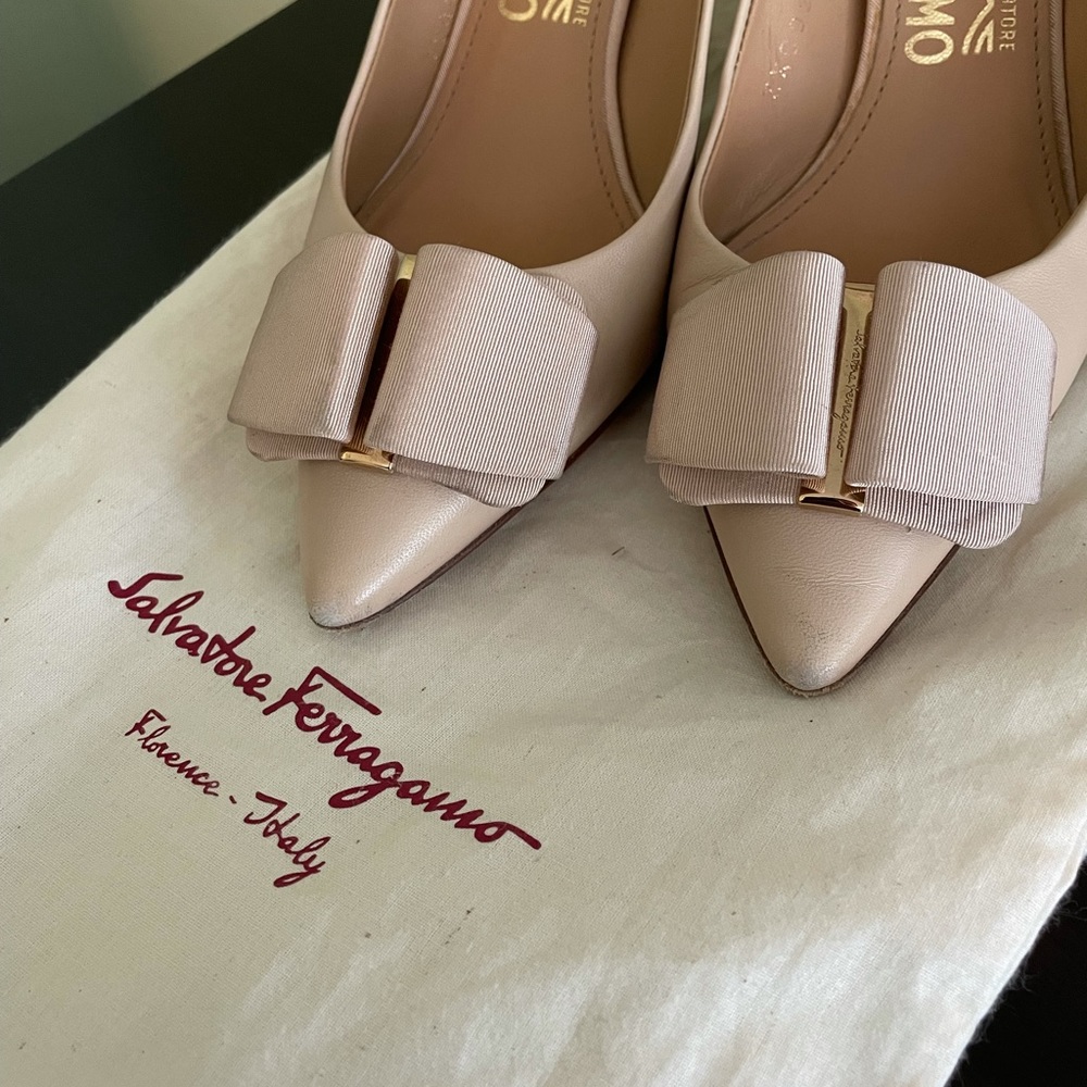Nude Ferragamo Pumps with Bow and gold hardware. - Picture 2 of 5